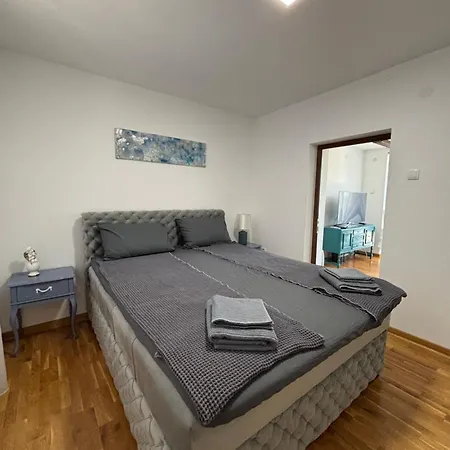 Santorini-novi Sad Vilă